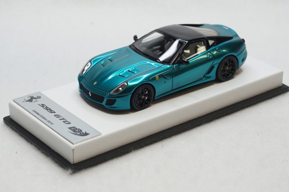 1/43 BBR Ferrari 599 GTO in color chrome blue with black roof set on white leather base limited 10 pieces (RACE43-153)