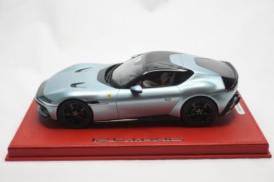 1/18 BBR Ferrari 12Cilindri coupe color celeste trevi set on red deluxe leather base limited 3 pieces - Image 5