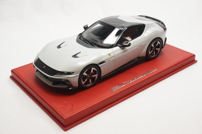 1/18 BBR Ferrari 12Cilindri coupe color Bianco artico set on red deluxe leather base limited 3 pieces - Image 4
