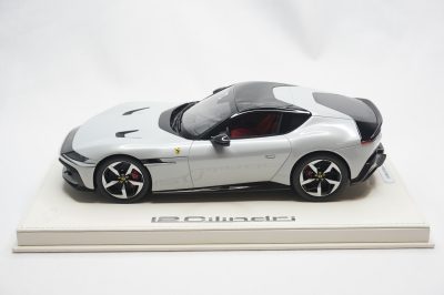 1/18 BBR Ferrari 12Cilindri coupe color Bianco artico set on white deluxe leather base limited 3 pieces - Image 5