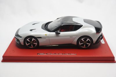 1/18 BBR Ferrari 12Cilindri coupe color Bianco artico set on red deluxe leather base limited 3 pieces - Image 5