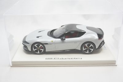 1/18 BBR Ferrari 12Cilindri coupe color Bianco artico set on white deluxe leather base limited 3 pieces - Image 6