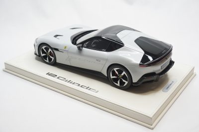 1/18 BBR Ferrari 12Cilindri coupe color Bianco artico set on white deluxe leather base limited 3 pieces - Image 3