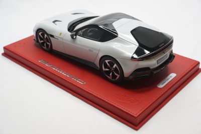1/18 BBR Ferrari 12Cilindri coupe color Bianco artico set on red deluxe leather base limited 3 pieces - Image 3