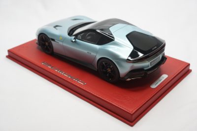 1/18 BBR Ferrari 12Cilindri coupe color celeste trevi set on red deluxe leather base limited 3 pieces - Image 3