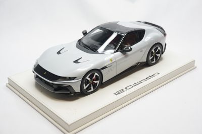 1/18 BBR Ferrari 12Cilindri coupe color Bianco artico set on white deluxe leather base limited 3 pieces - Image 4